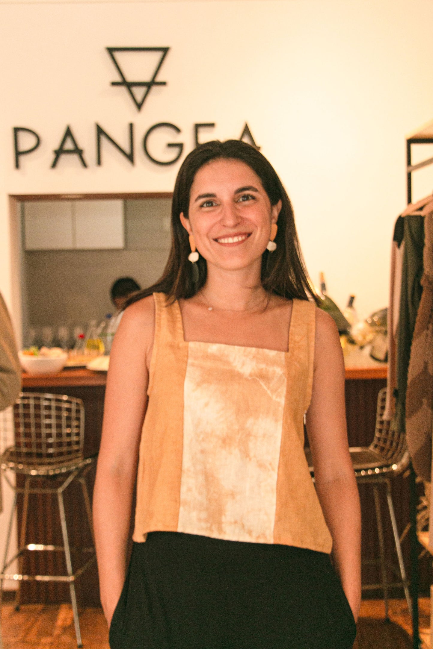 Top de lino teñido con tinte natural y diseño en el centro