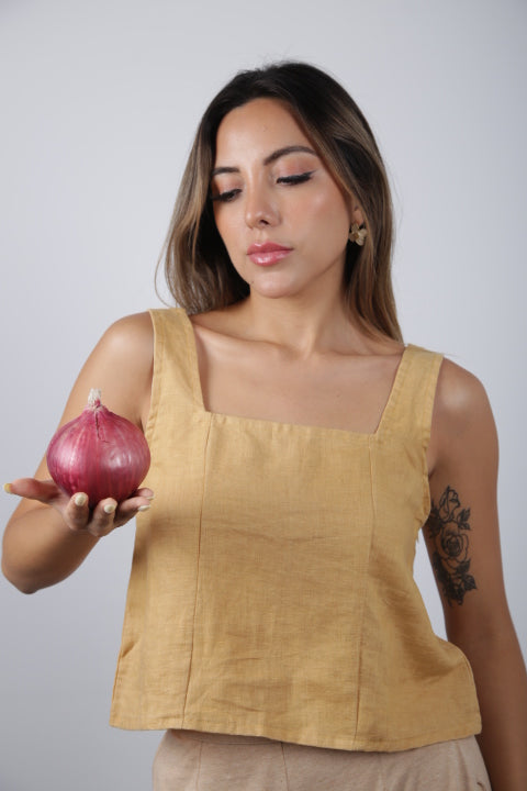 Top de lino teñido con tinte natural color mostaza