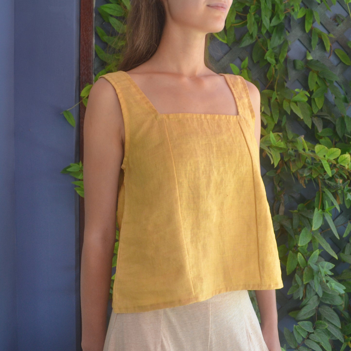 Top de lino teñido con tinte natural color mostaza