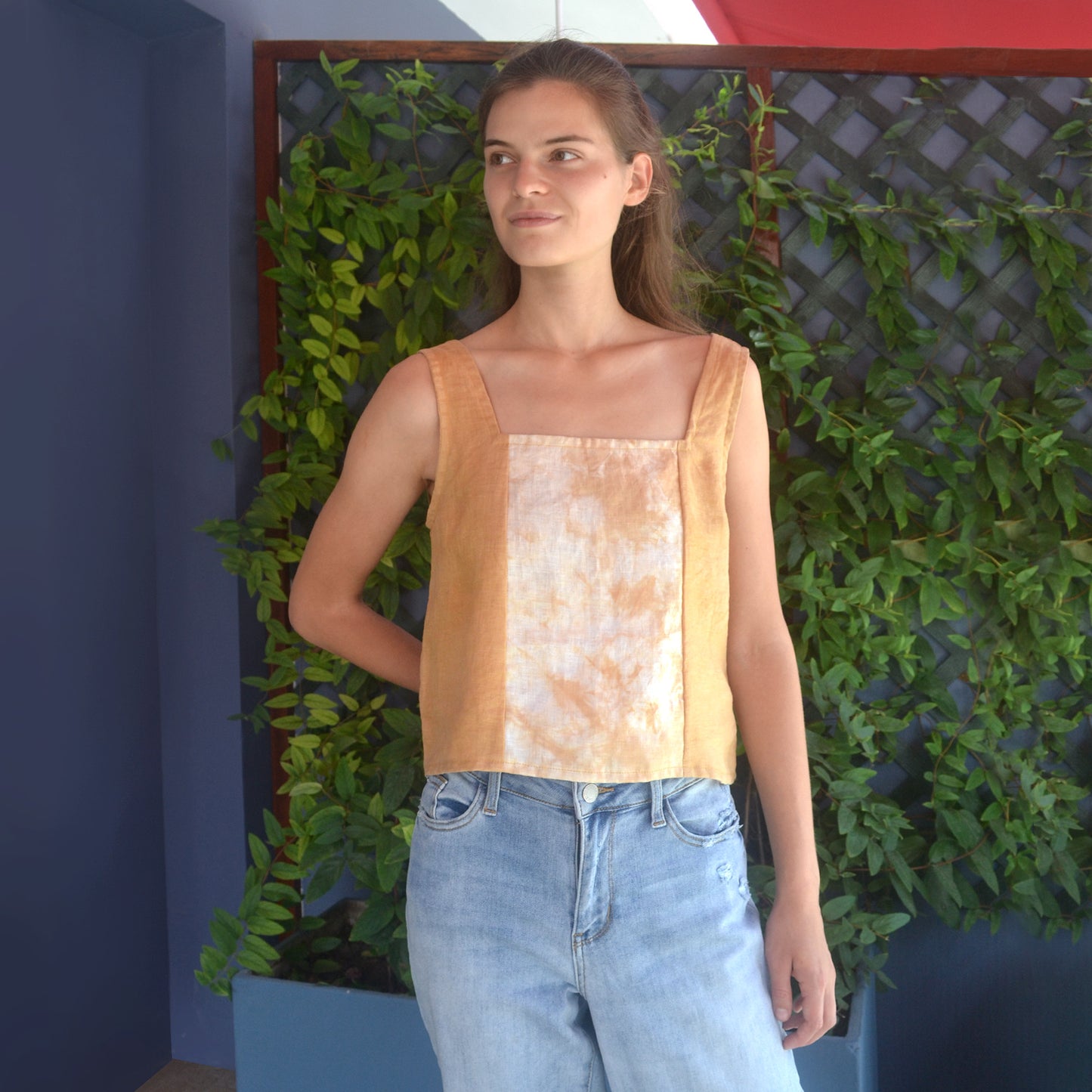 Top de lino teñido con tinte natural y diseño en el centro